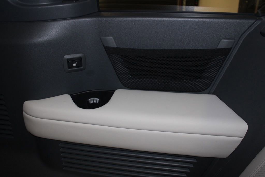 Used 2023 Land Rover Defender 130 SE image 45