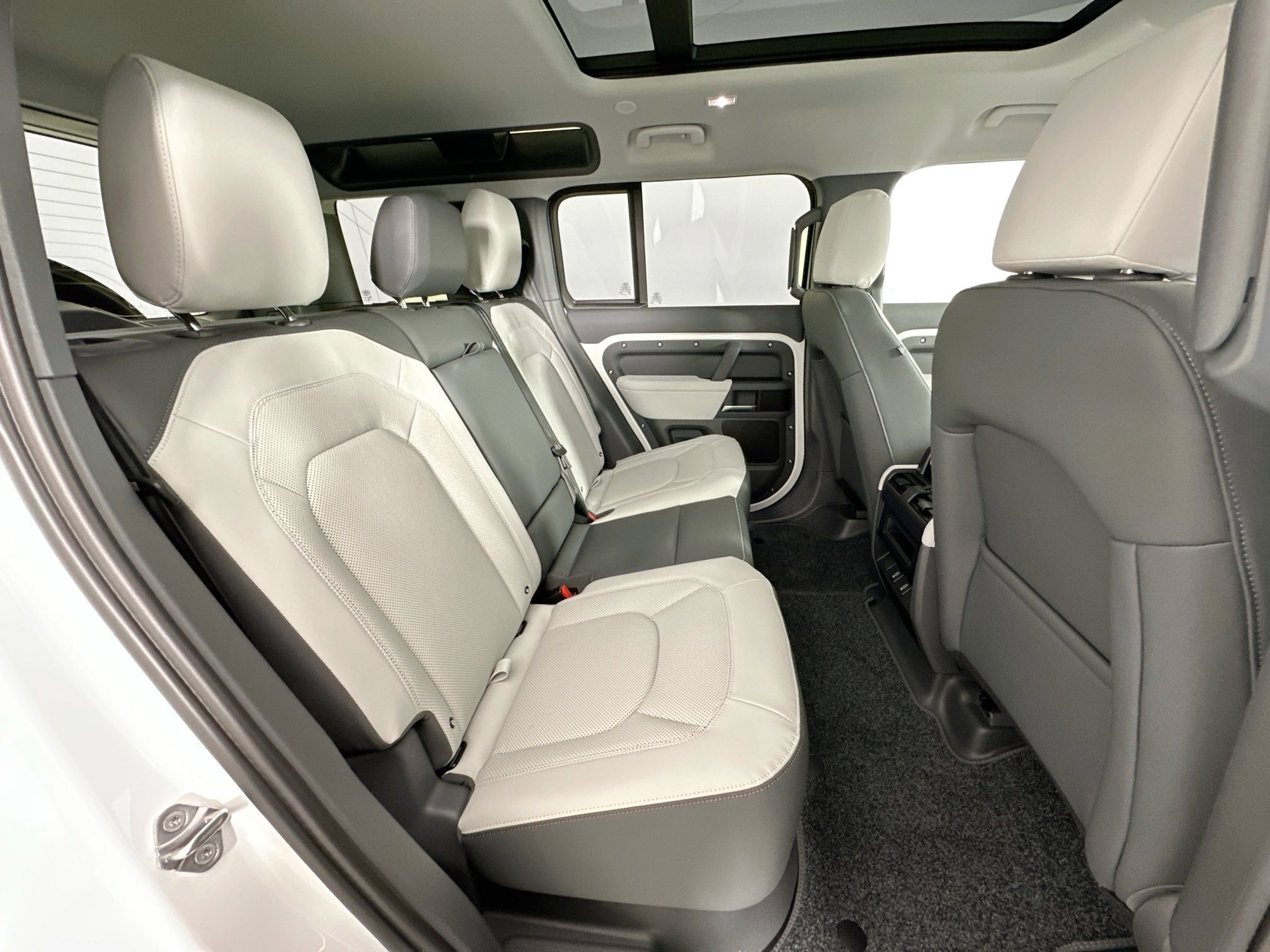 Used 2026 Land Rover Defender 110 S image 25