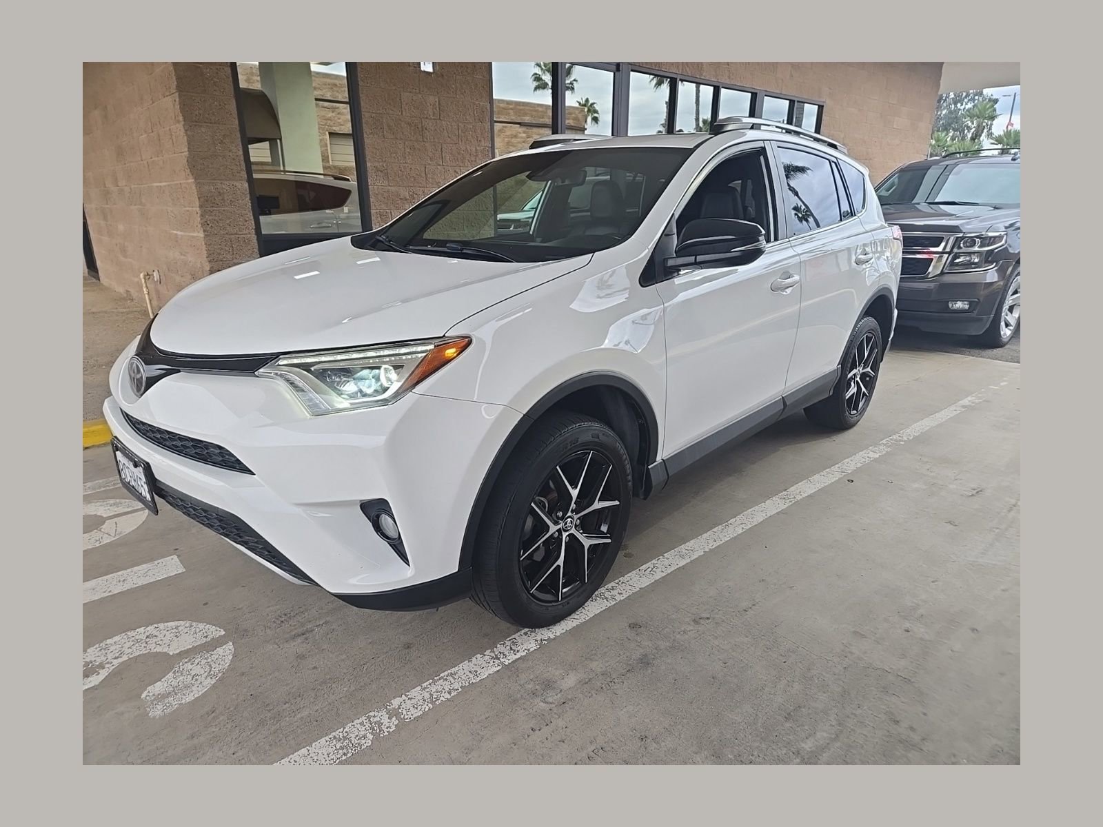 Used 2018 Toyota RAV4 SE image 1