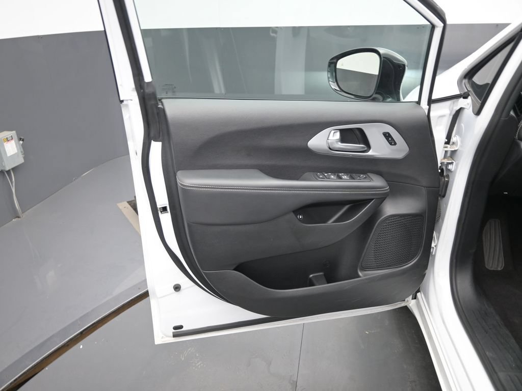 Used 2024 Chrysler Pacifica Limited FWD image 21
