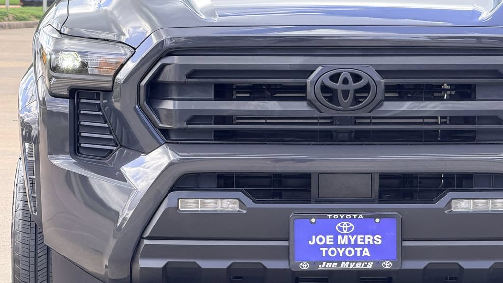 Used 2025 Toyota Tacoma SR5 AWD/4WD image 5