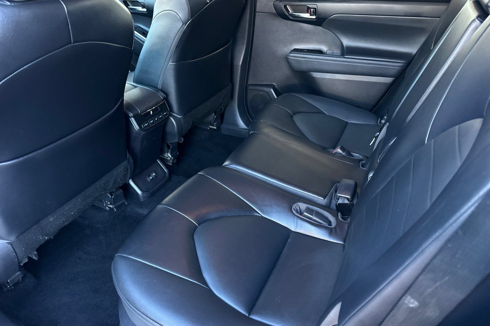 Used 2022 Toyota Highlander XLE FWD image 11