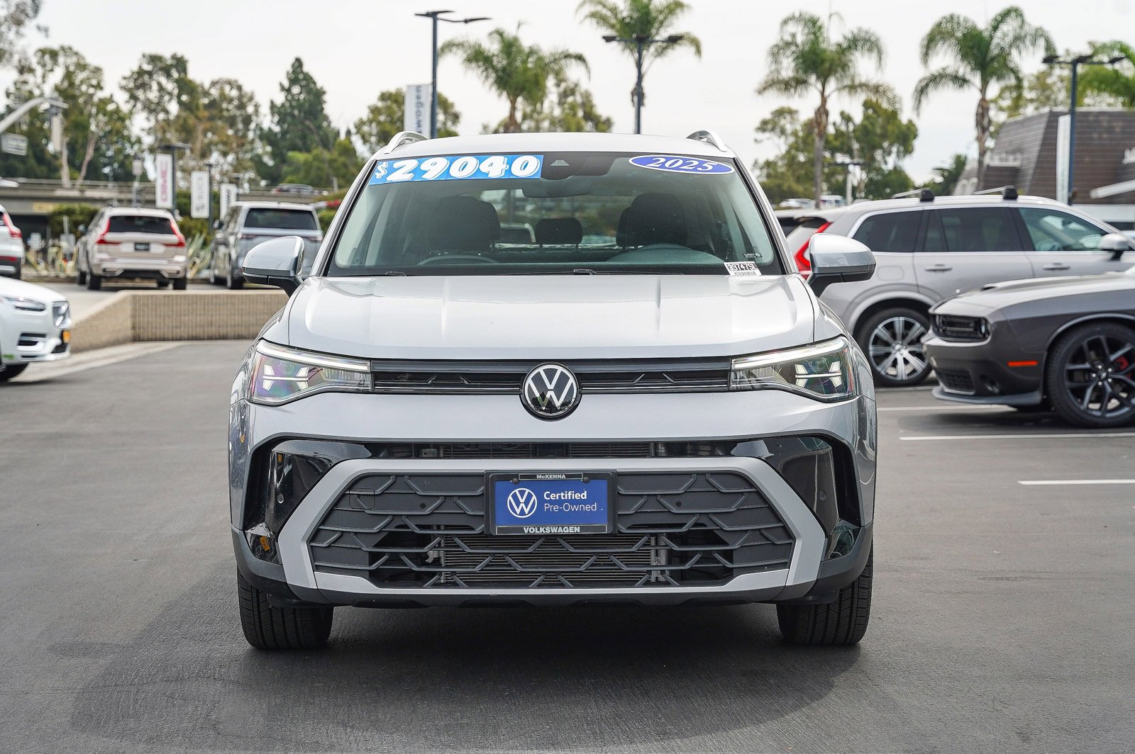 Certified 2025 Volkswagen Taos SE image 4