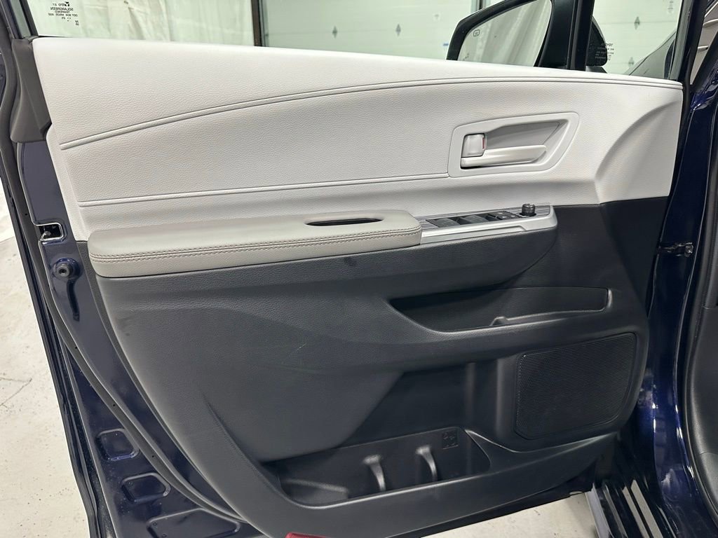 Used 2025 Toyota Sienna LE image 7