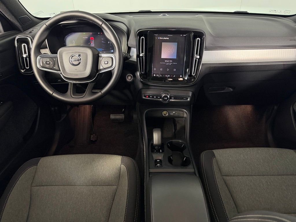 Used 2025 Volvo XC40 B5 Core image 13
