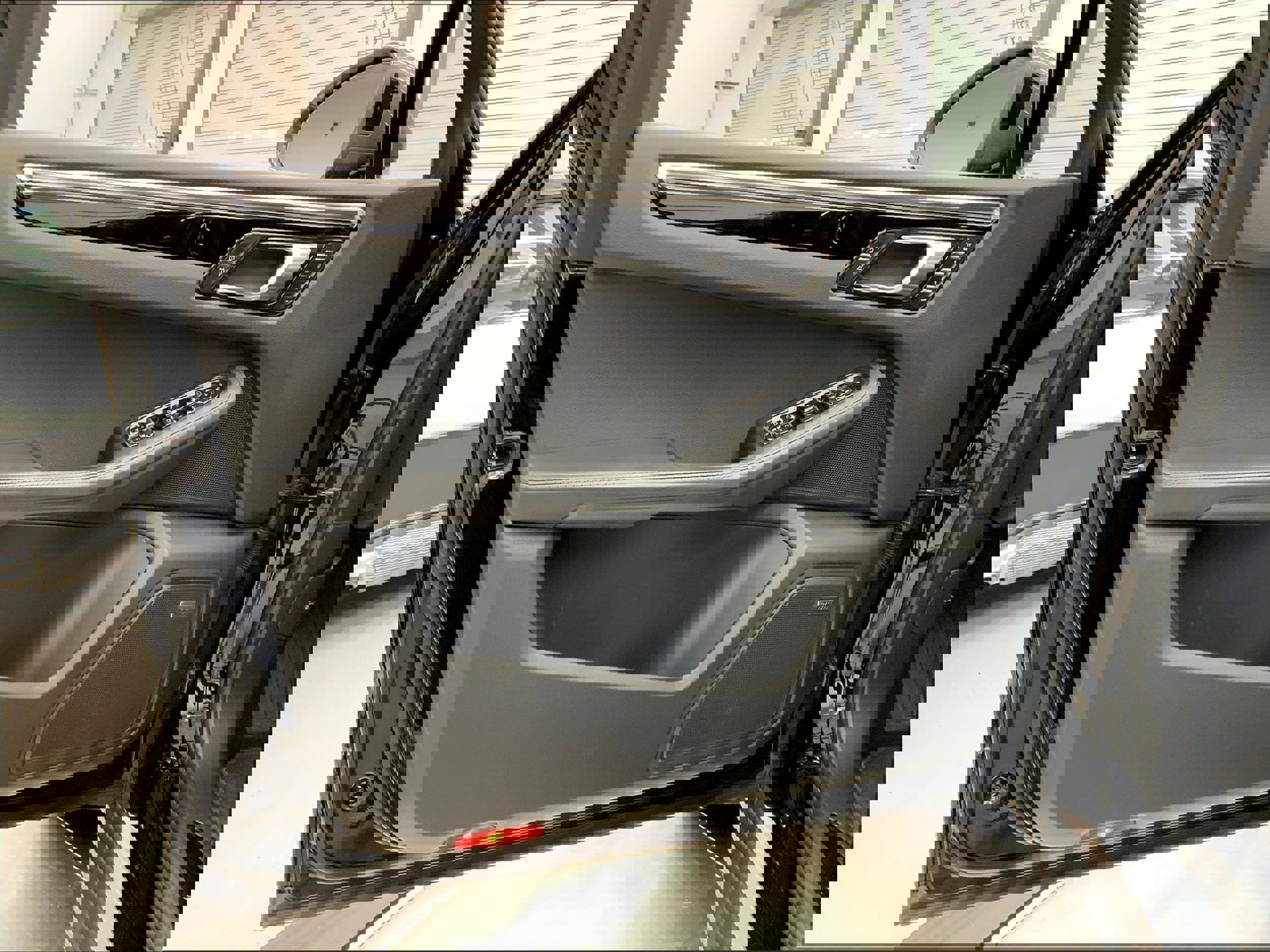 Used 2023 Porsche Macan Turbo image 27