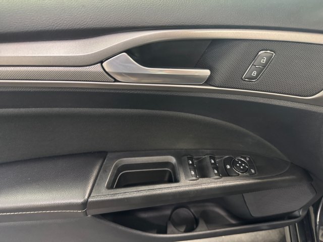 Used 2019 Ford Fusion SE FWD image 25