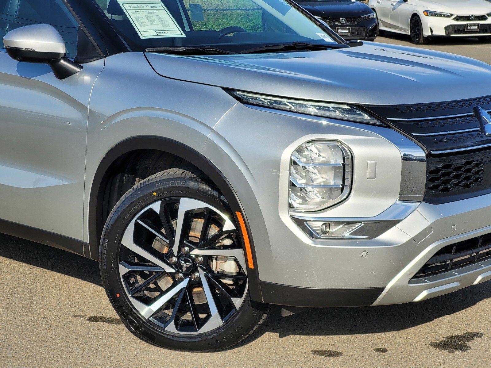 Used 2024 Mitsubishi Outlander SE image 3