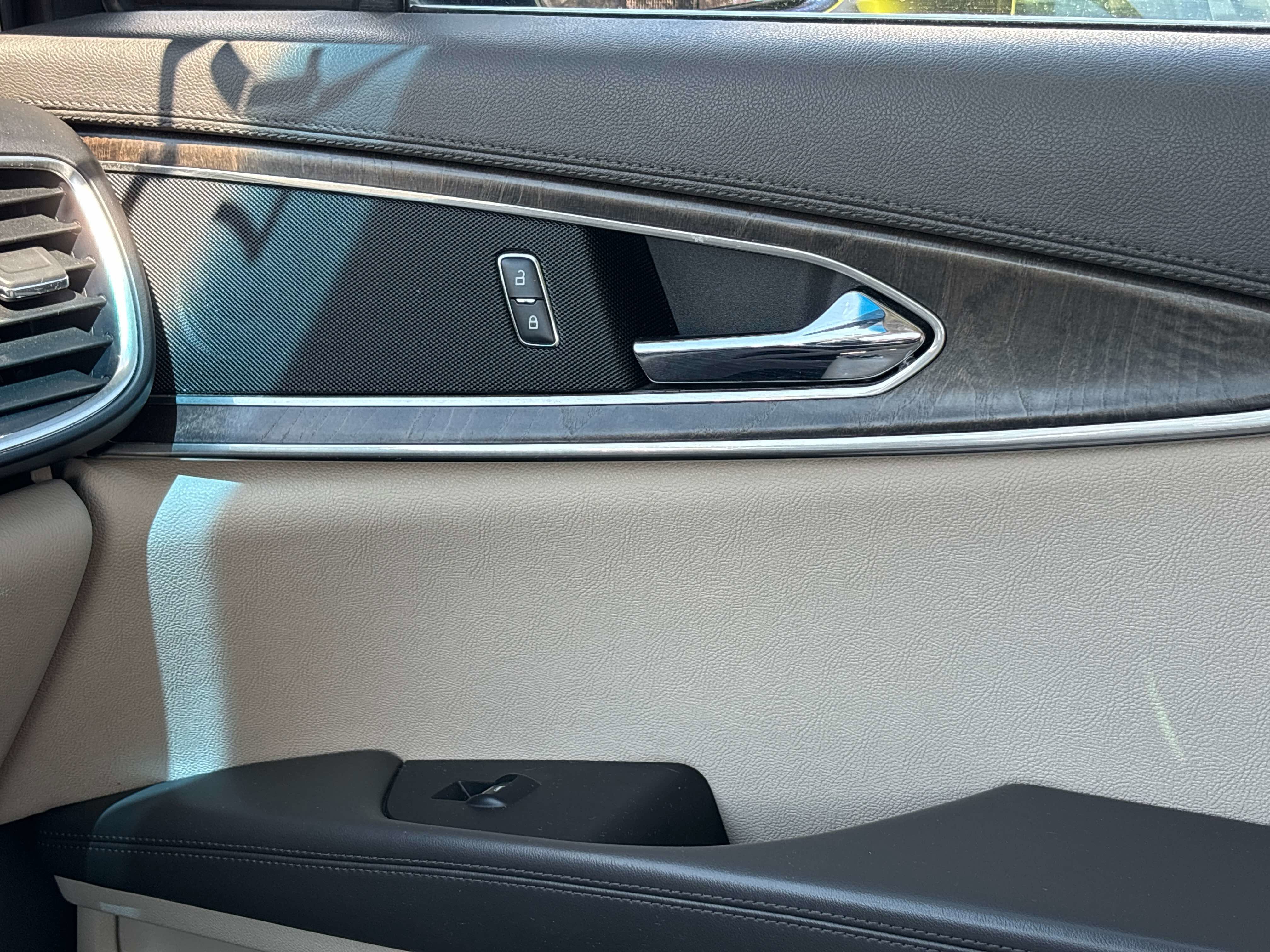Used 2017 Lincoln MKX Reserve image 28
