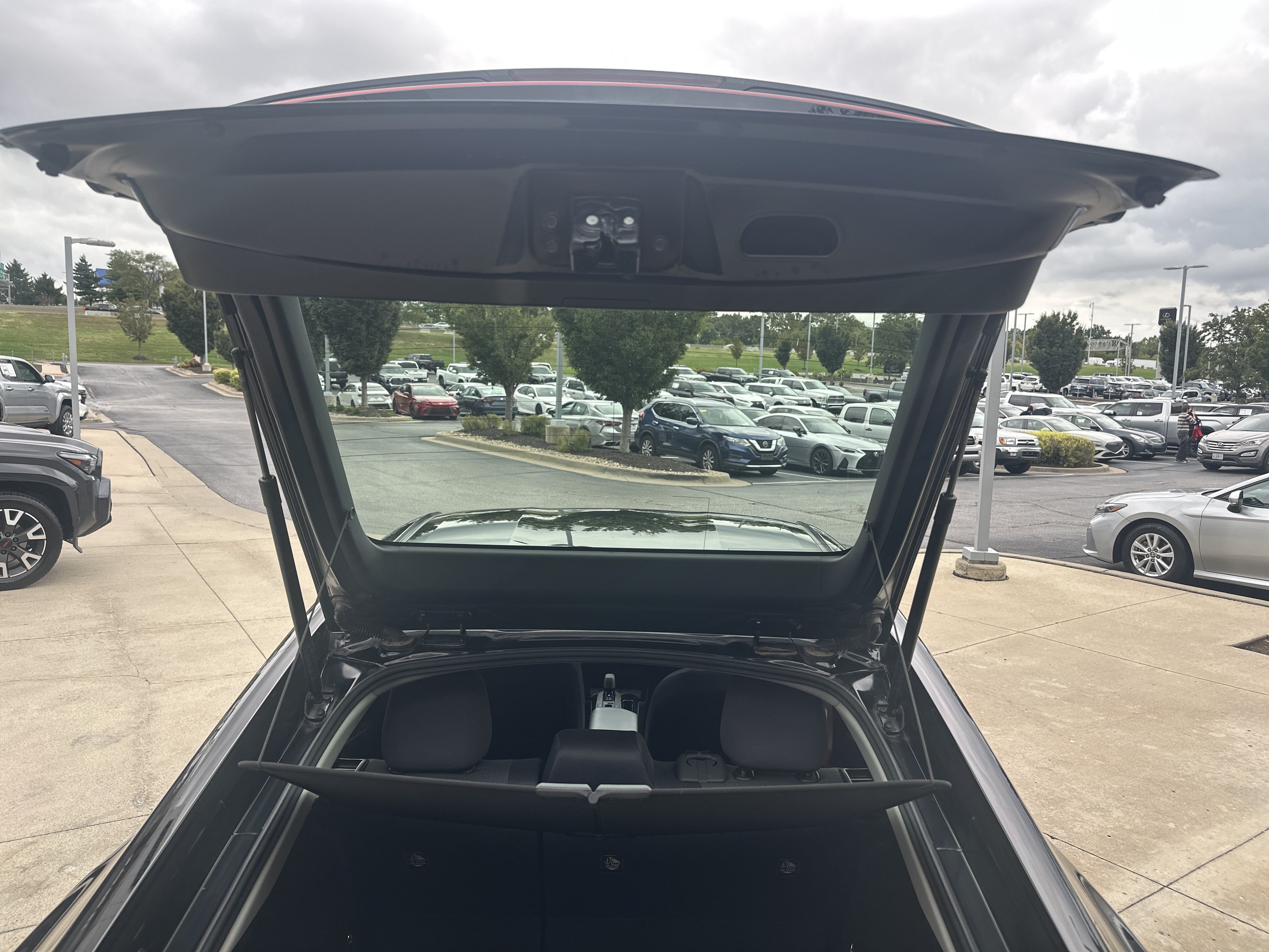 Used 2025 Toyota Prius LE FWD image 37