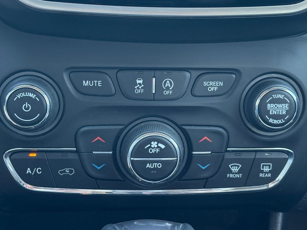 Used 2019 Jeep Cherokee Limited w/ Technology Group image 28