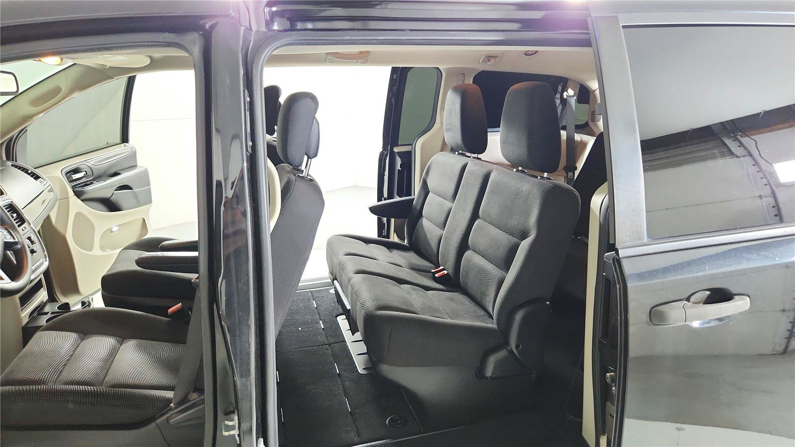 Used 2020 Dodge Grand Caravan SE FWD image 15