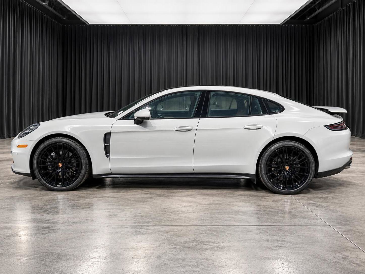 Used 2023 Porsche Panamera 4 Platinum Edition AWD/4WD image 4