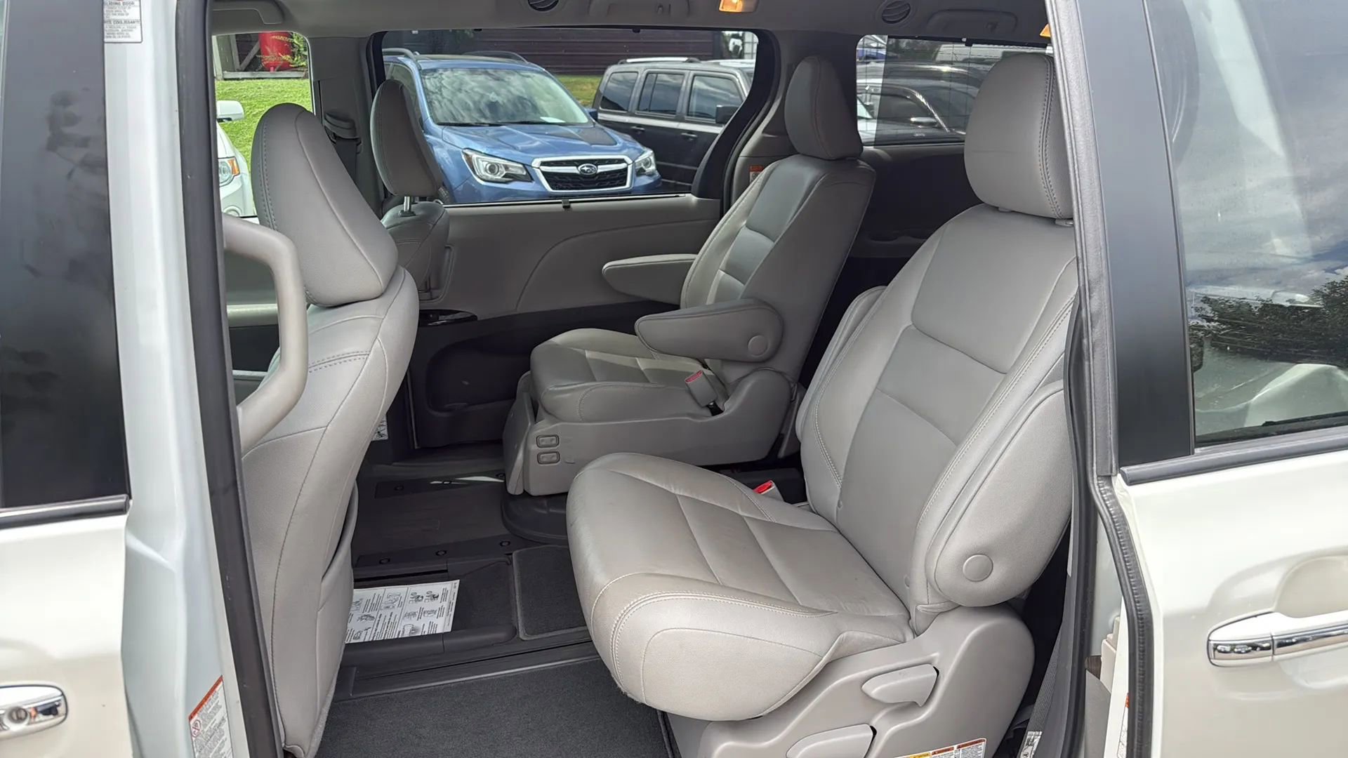 Used 2019 Toyota Sienna XLE image 8