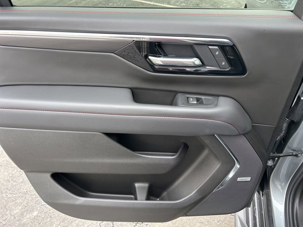 Used 2025 Chevrolet Suburban RST w/ Comfort Package AWD/4WD image 39