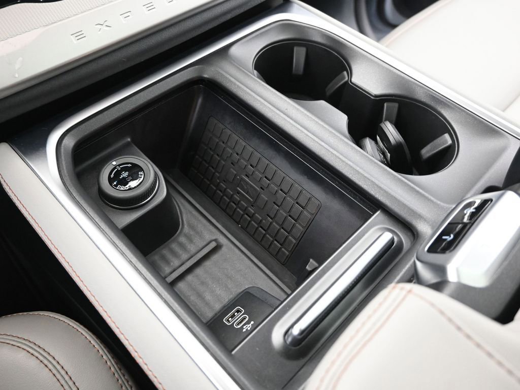 Used 2025 Ford Expedition Active image 19