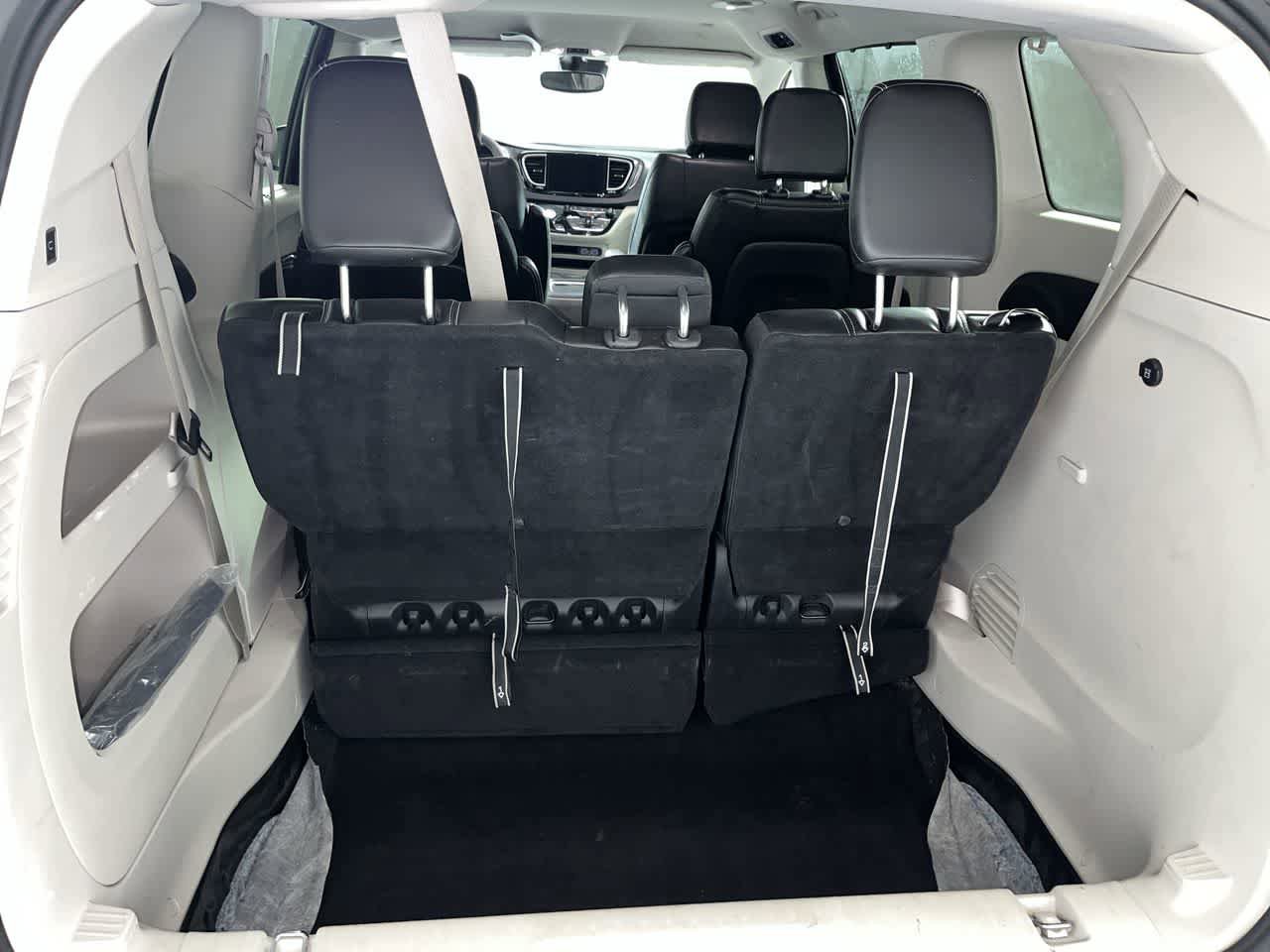 Used 2023 Chrysler Pacifica Touring-L image 28