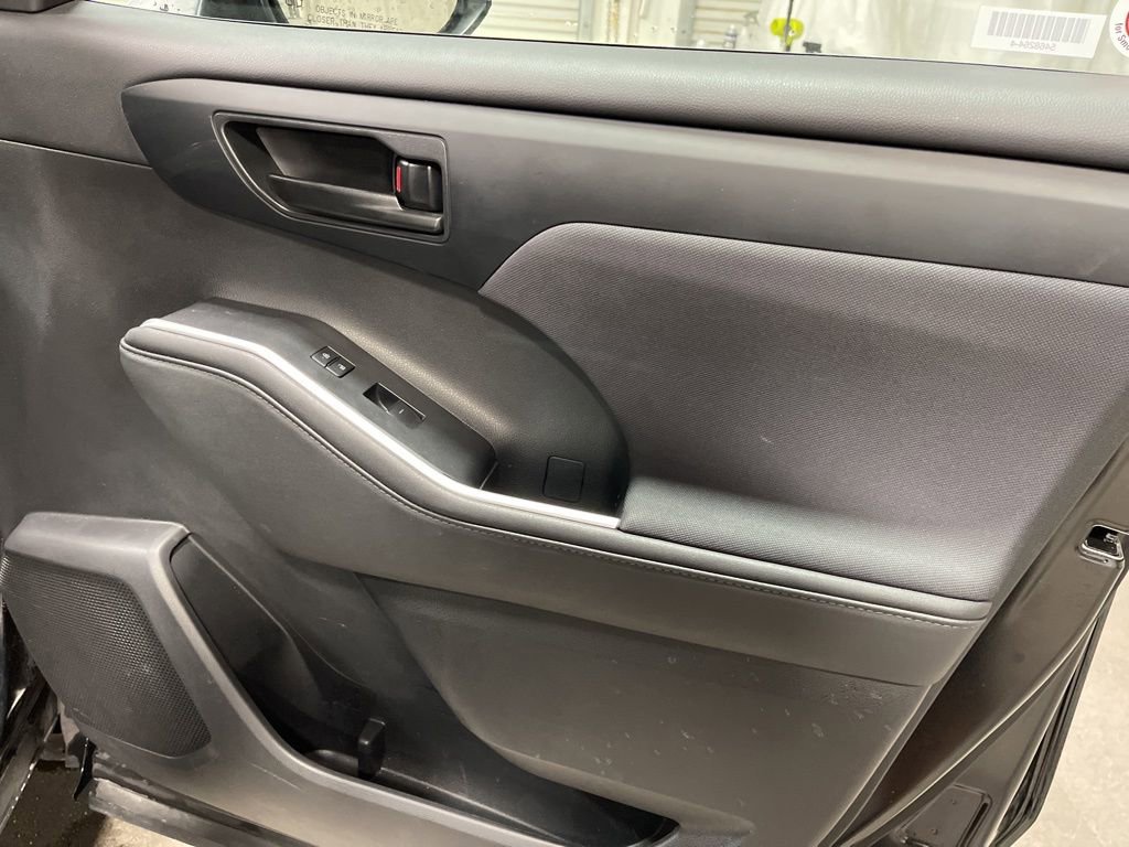 Used 2024 Toyota Highlander XLE image 9