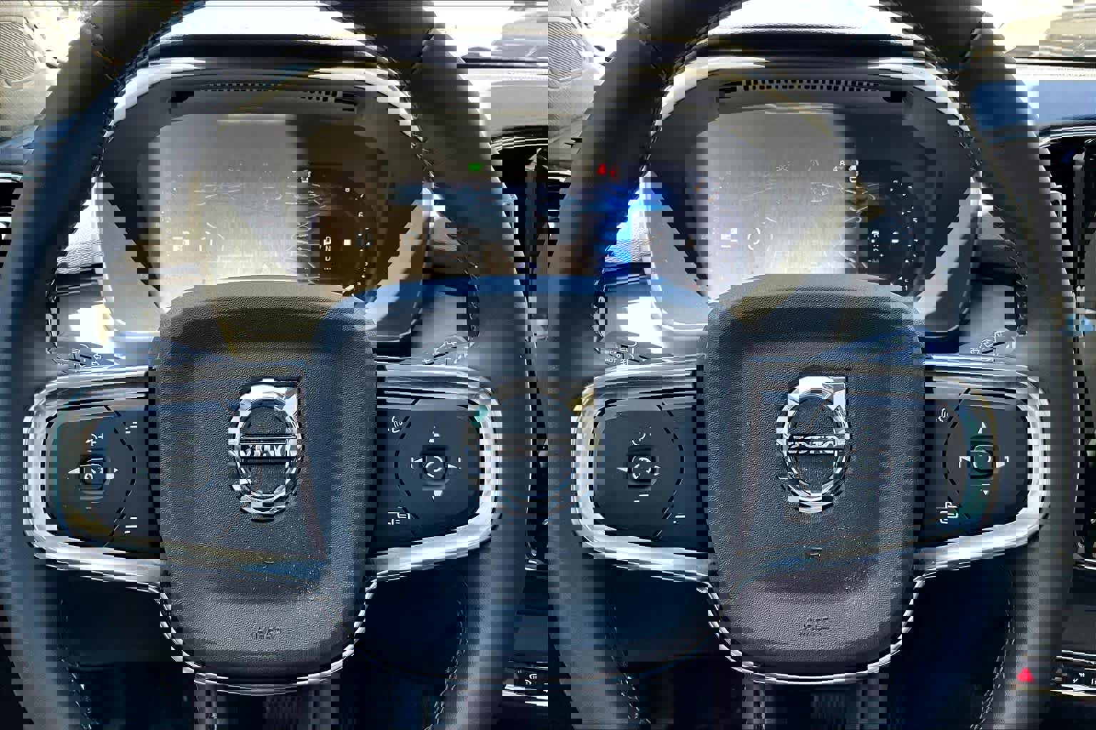 Used 2024 Volvo XC40 B5 Ultimate image 27