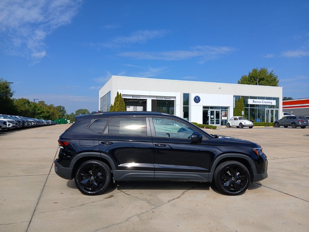 New 2027 Volkswagen Taos SE FWD image 8