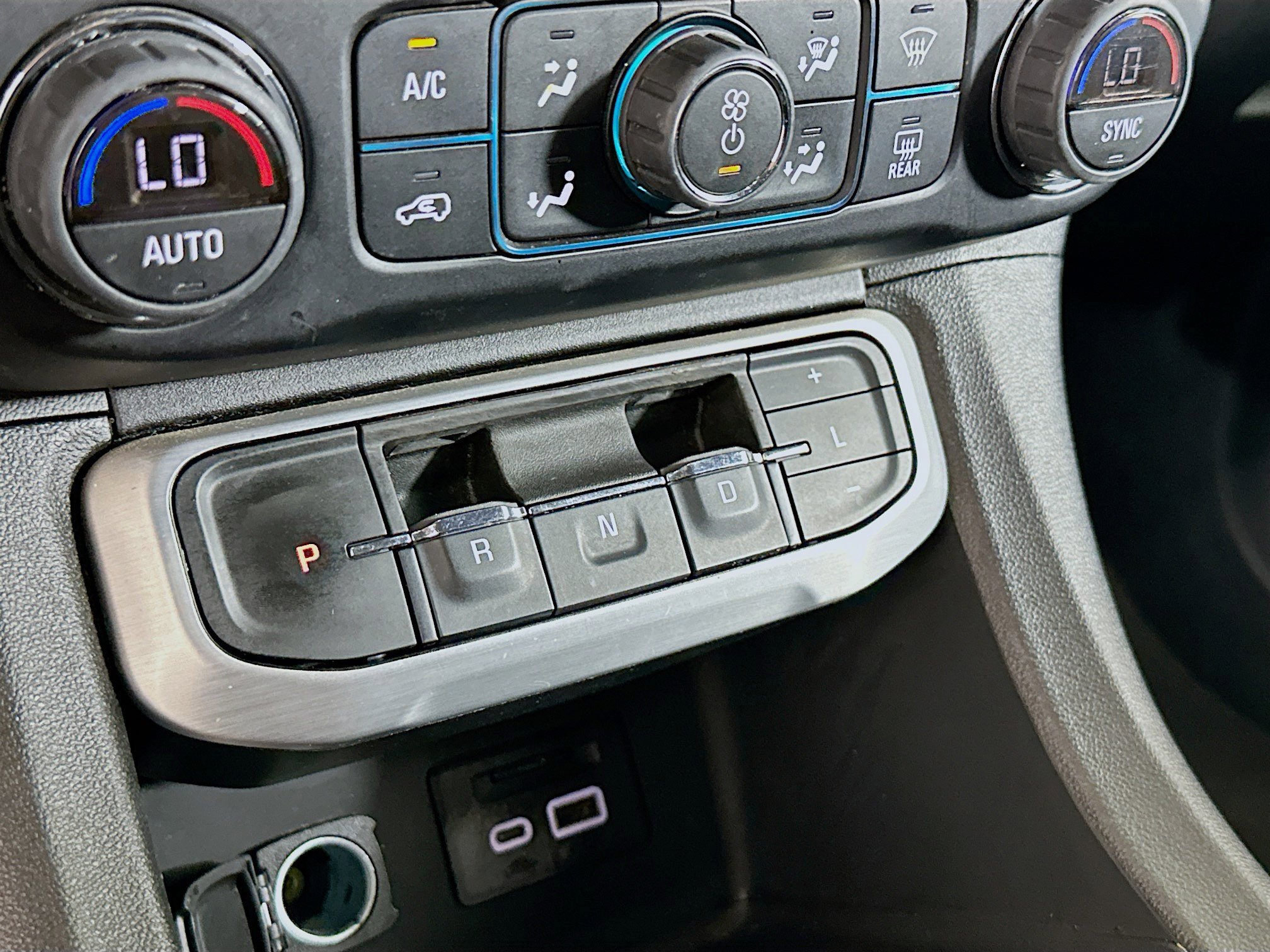 Used 2023 GMC Acadia SLT image 24