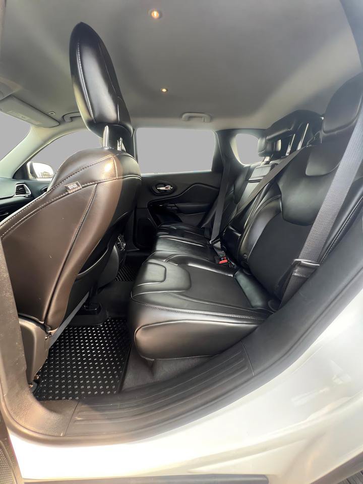 Used 2019 Jeep Cherokee Latitude Plus AWD/4WD image 28