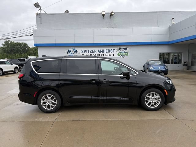 Used 2025 Chrysler Pacifica Select FWD image 11