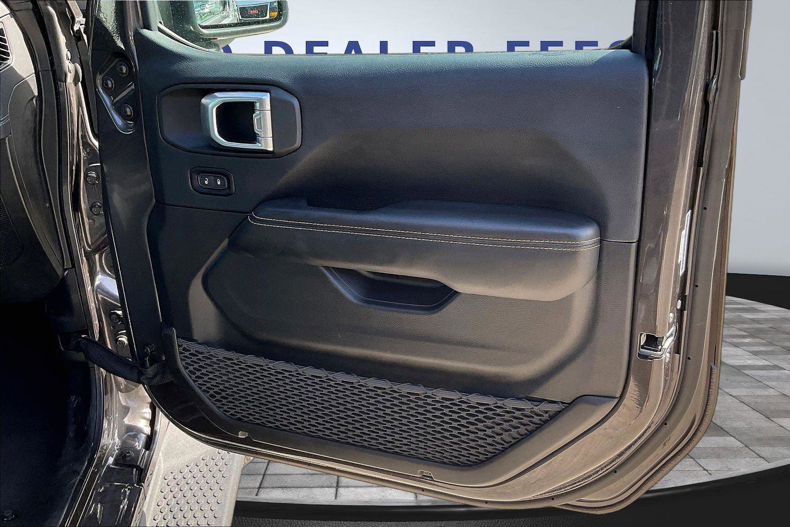 Used 2025 Jeep Wrangler Sahara AWD/4WD image 27