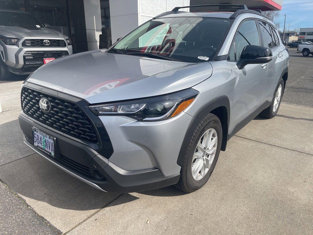 Used 2025 Toyota Corolla Cross LE w/ Moonroof Package image 2