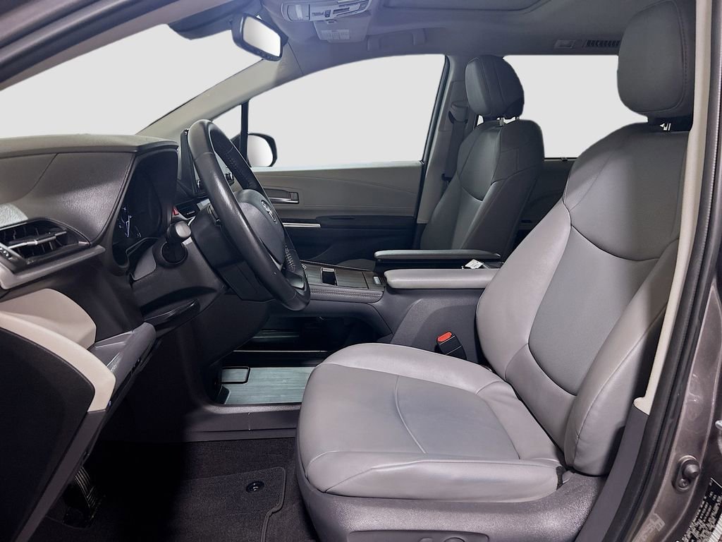 Used 2021 Toyota Sienna XLE FWD image 18