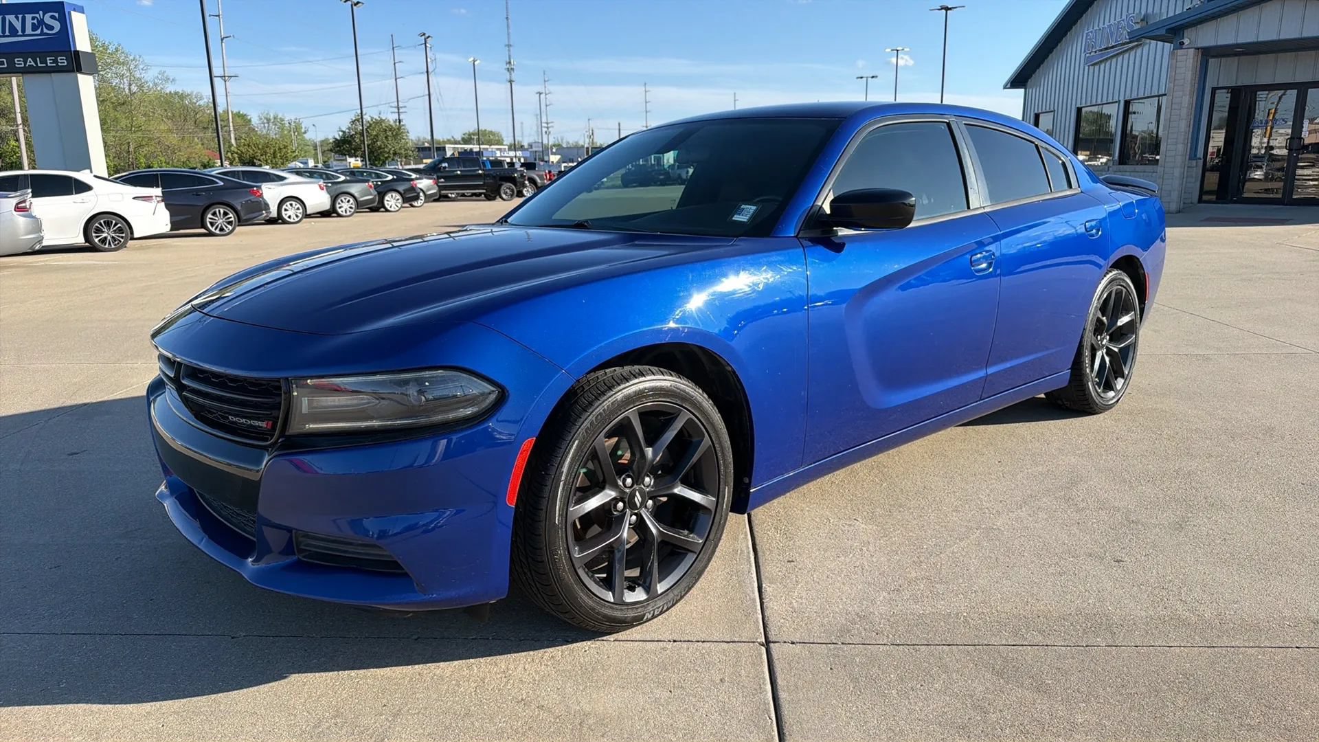 Used 2019 Dodge Charger SXT w/ Blacktop Package RWD image 4
