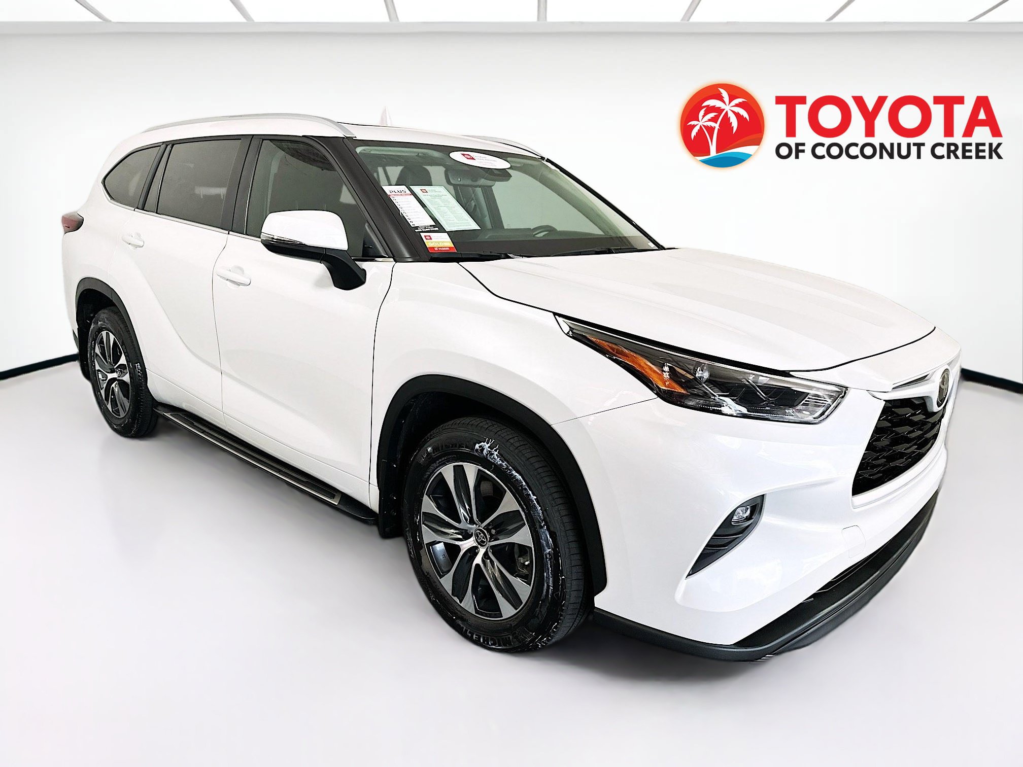 Certified 2025 Toyota Highlander XLE AWD/4WD image 1