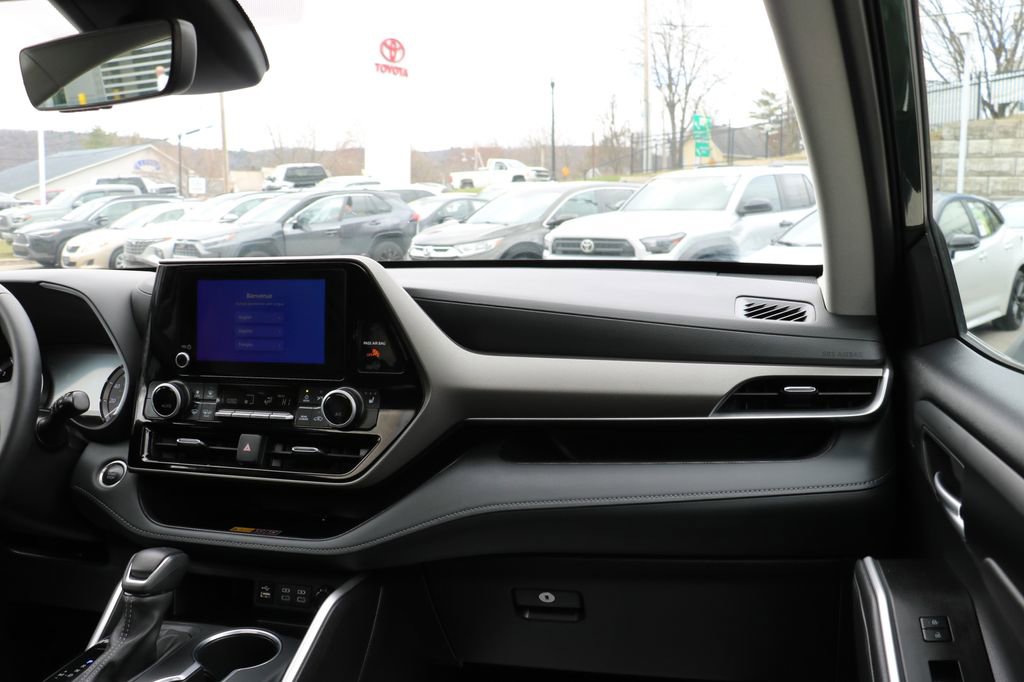 Used 2025 Toyota Highlander XLE AWD/4WD image 30