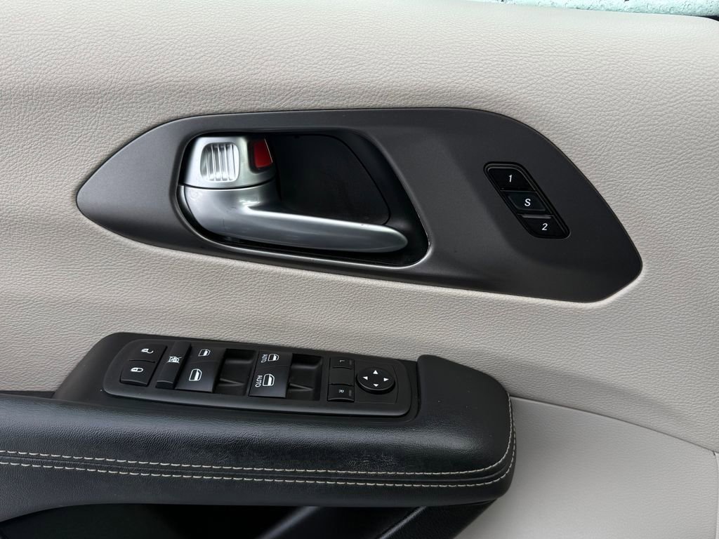 Used 2024 Chrysler Pacifica Touring-L image 22