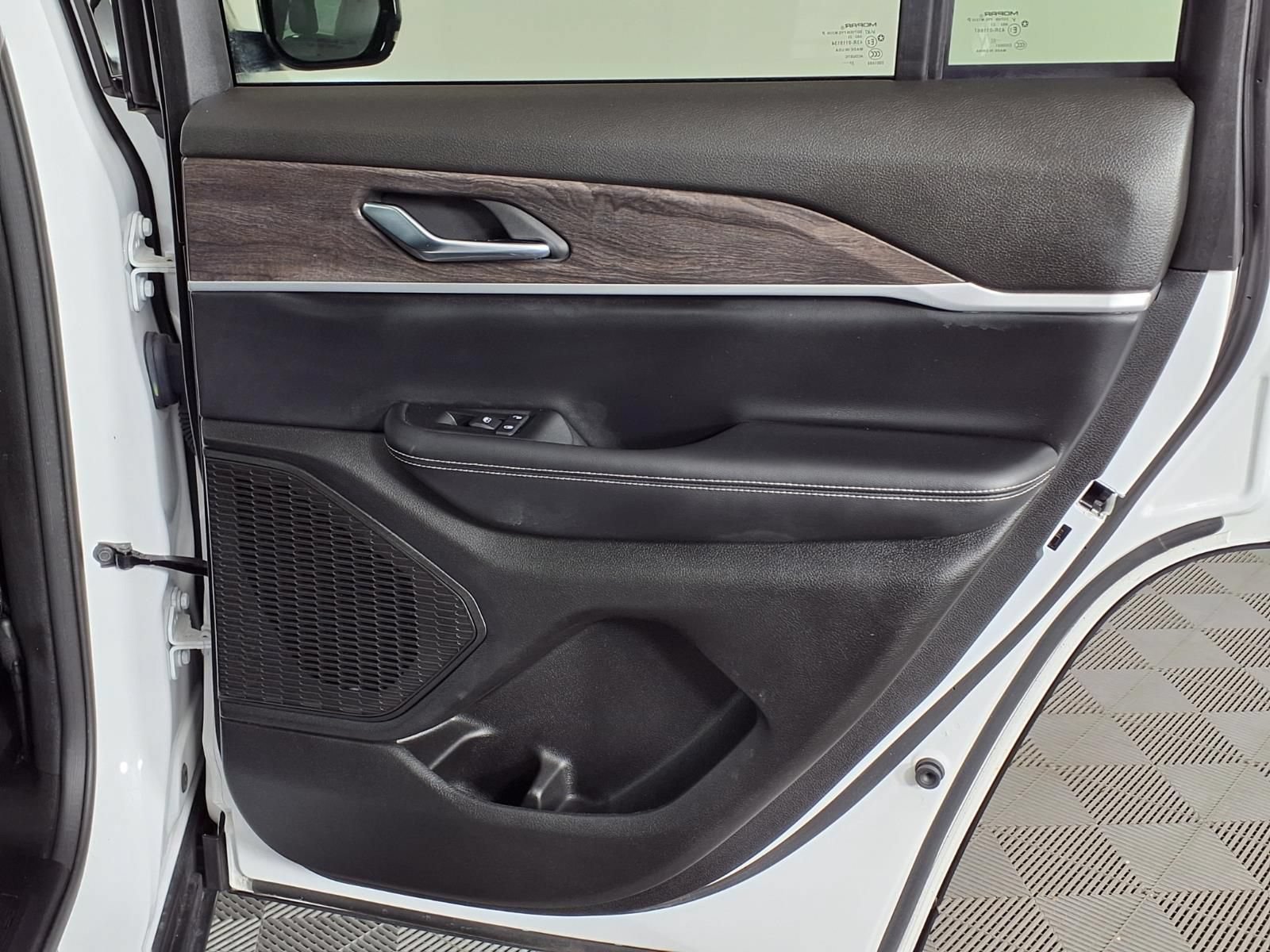 Used 2024 Jeep Grand Cherokee Limited AWD/4WD image 10