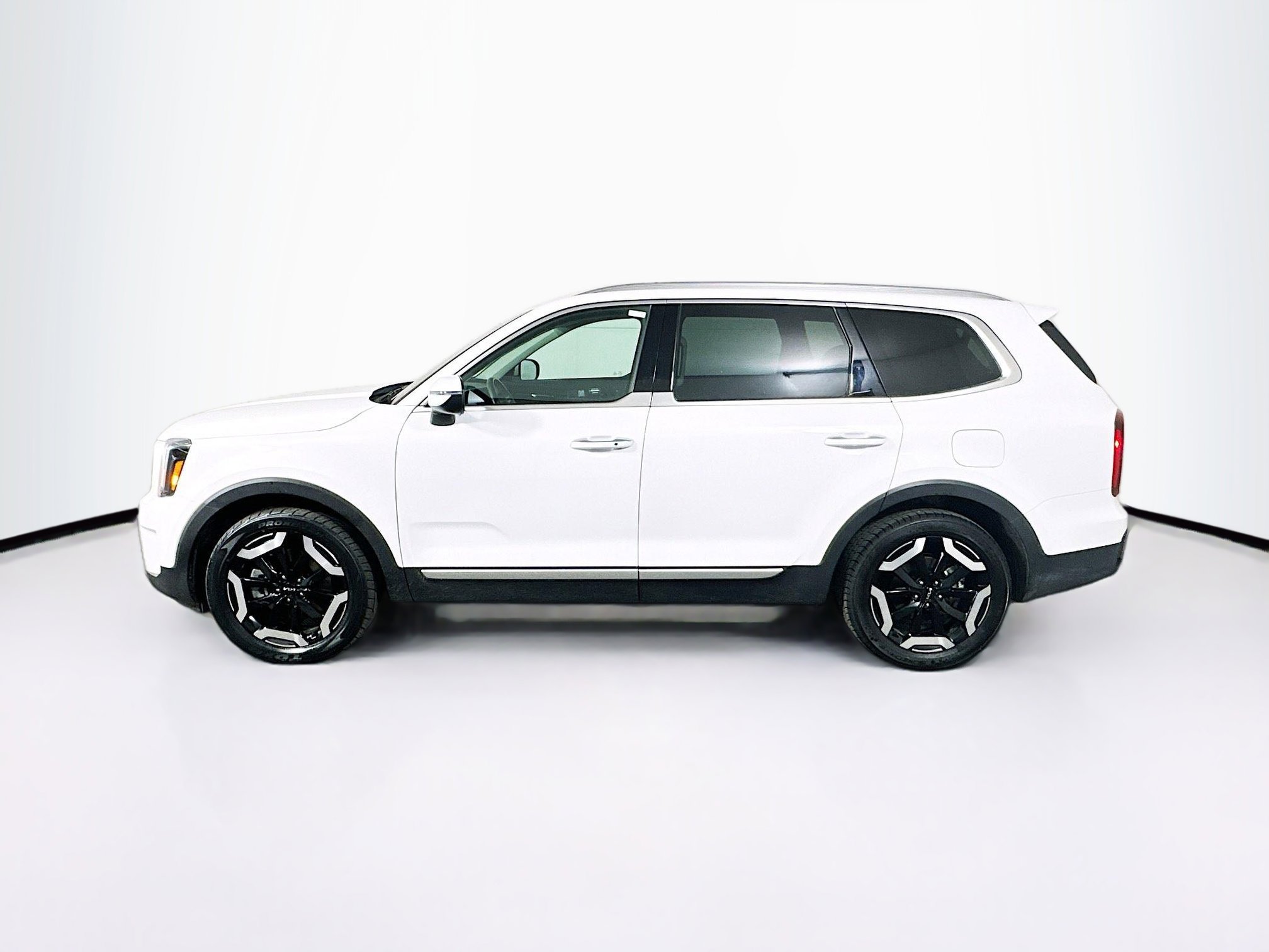 Used 2025 Kia Telluride S image 4