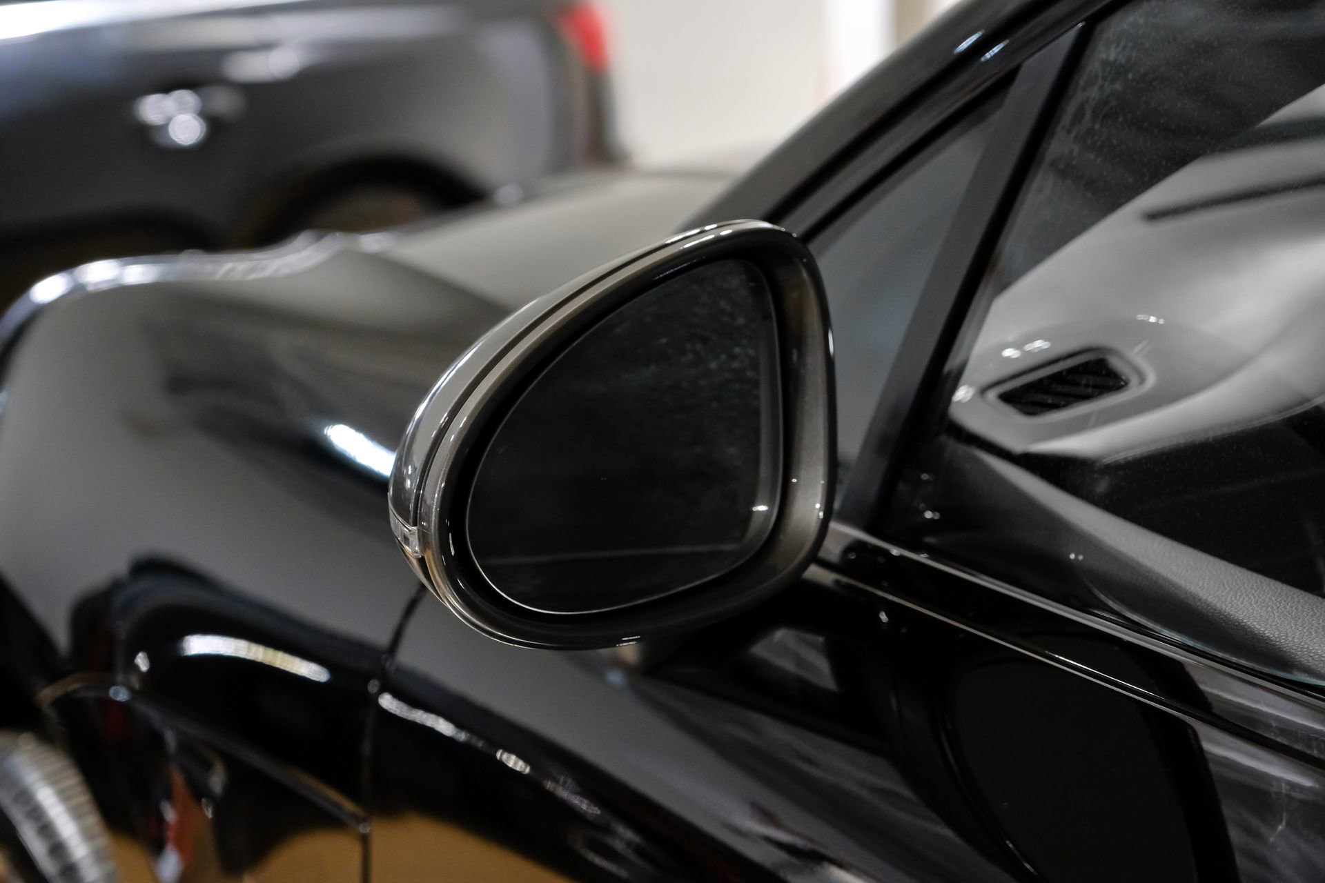 Used 2023 Porsche Macan Turbo AWD/4WD image 42