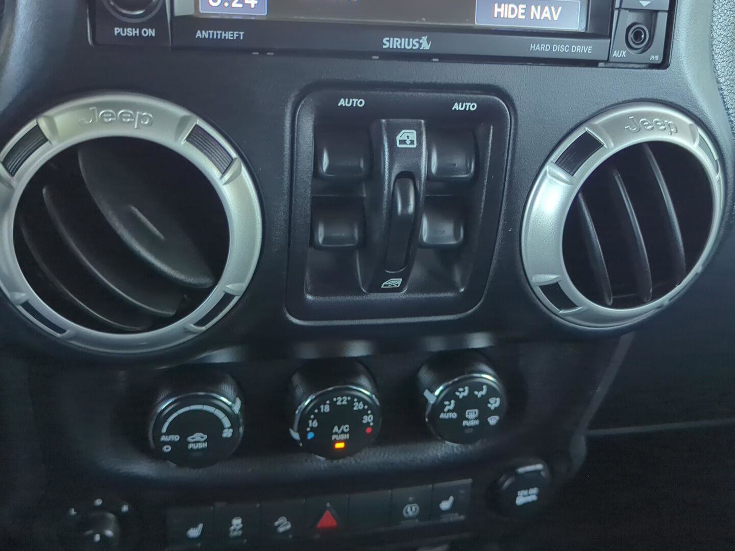 Used 2018 Jeep Wrangler Unlimited Rubicon w/ Cold Weather Group image 16