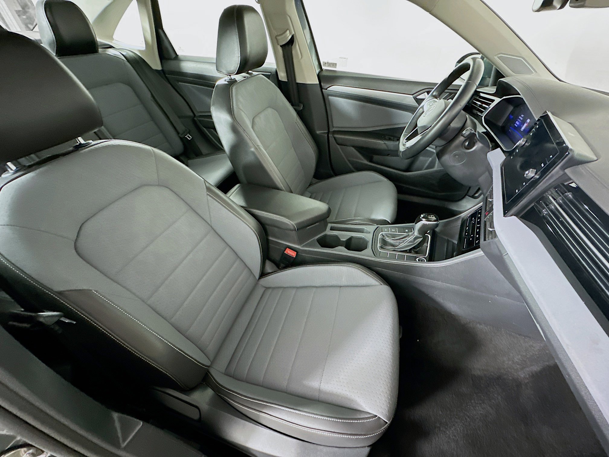 Used 2025 Volkswagen Jetta SE FWD image 30