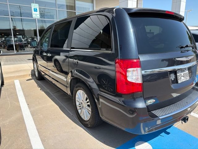Used 2014 Chrysler Town & Country Limited w/ Luxury Group FWD image 3