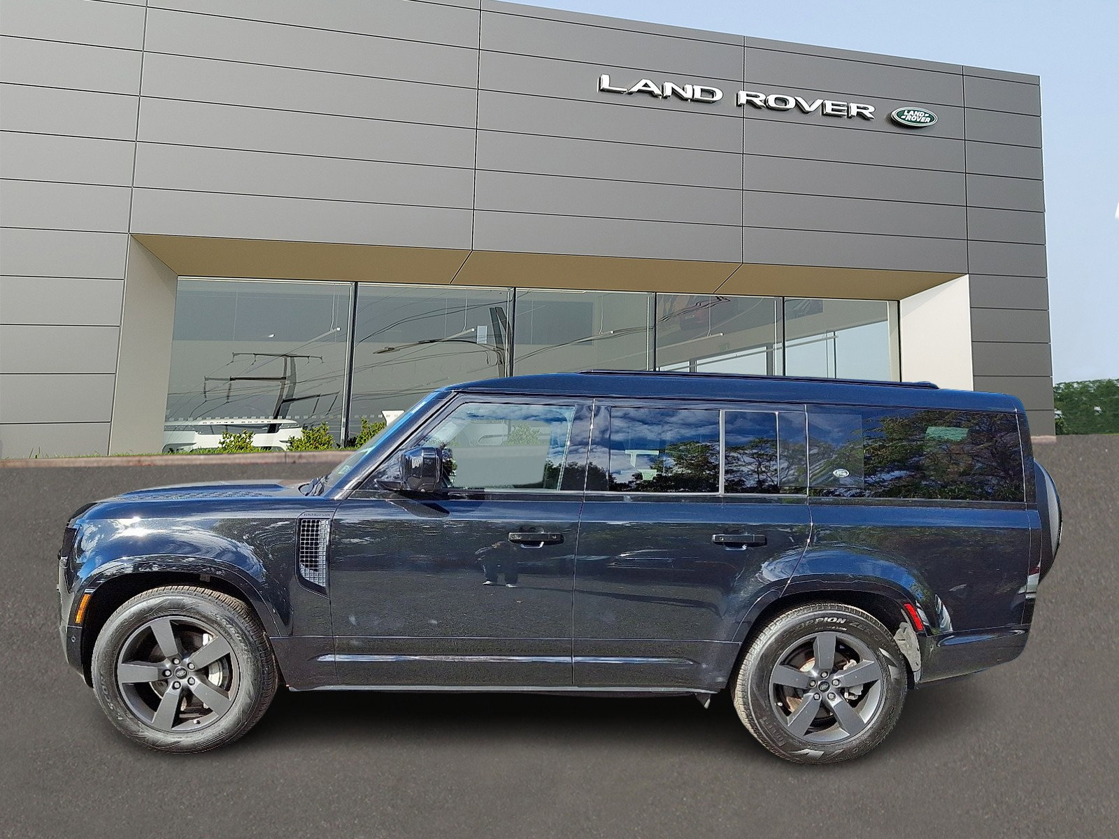 Used 2023 Land Rover Defender 130 X-Dynamic SE image 6