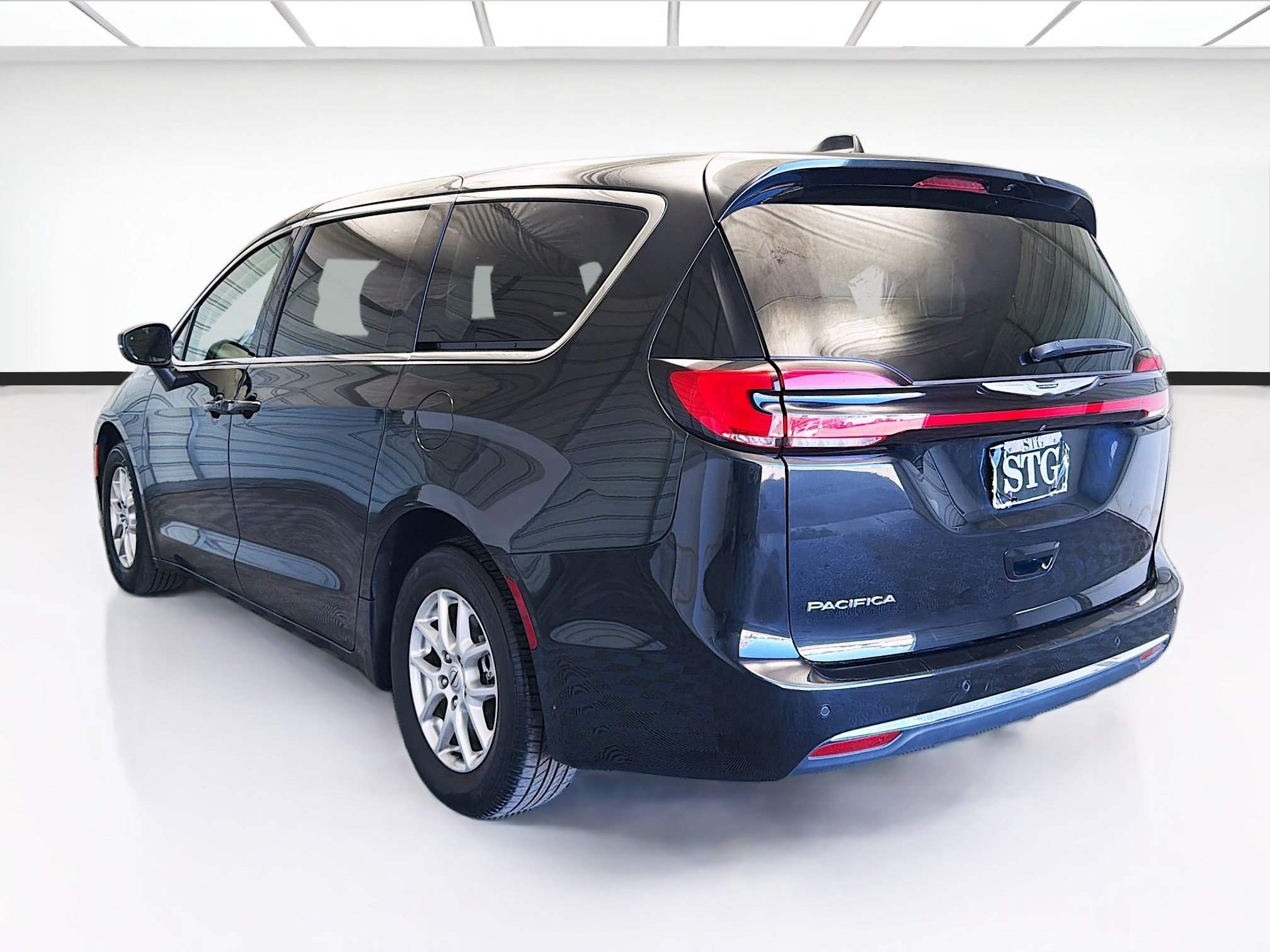 Used 2023 Chrysler Pacifica Touring-L image 6