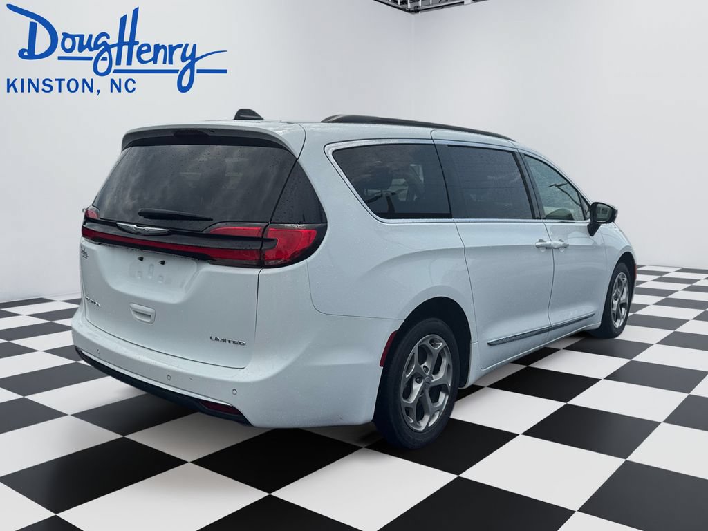 Used 2023 Chrysler Pacifica Limited FWD image 5