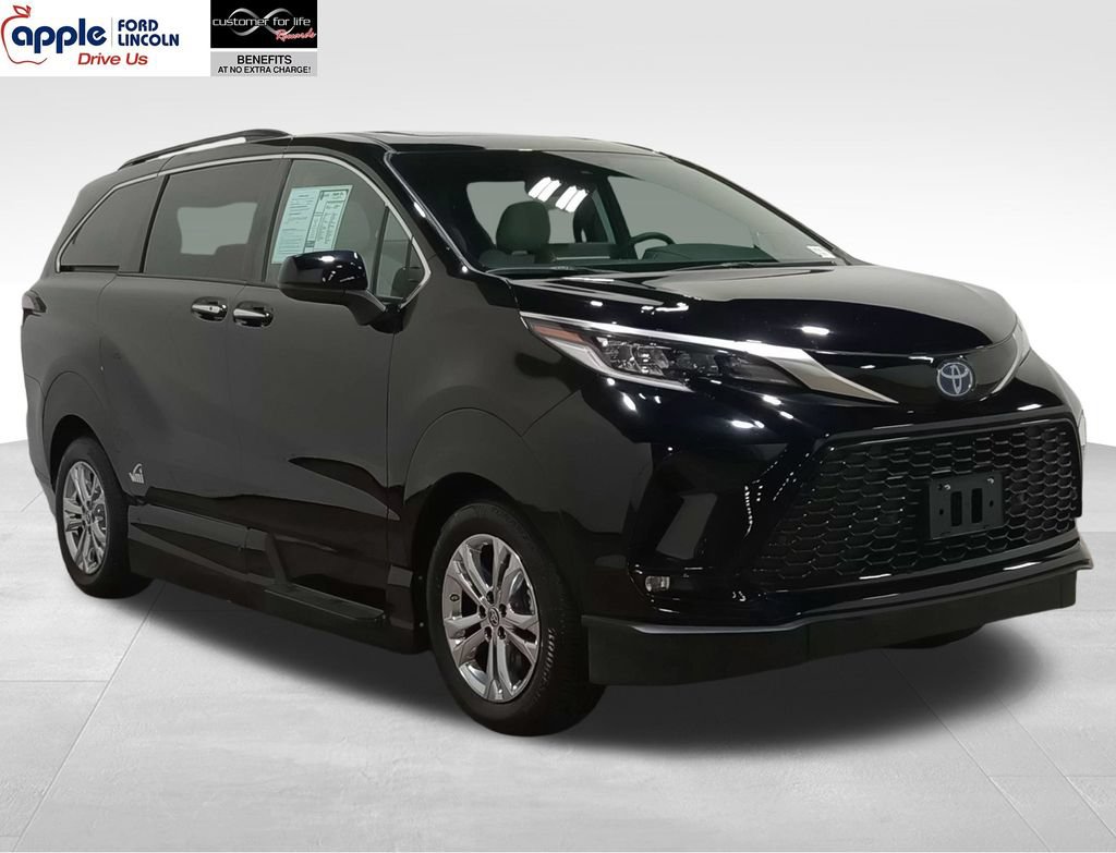 Used 2023 Toyota Sienna XSE w/ XSE Plus Package AWD/4WD image 1