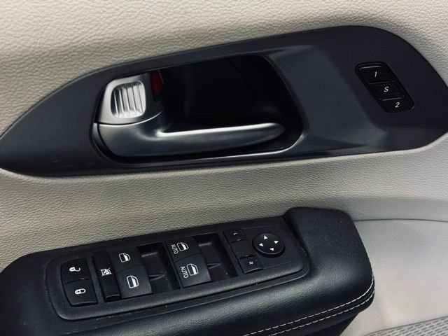Used 2024 Chrysler Pacifica Touring-L FWD image 15