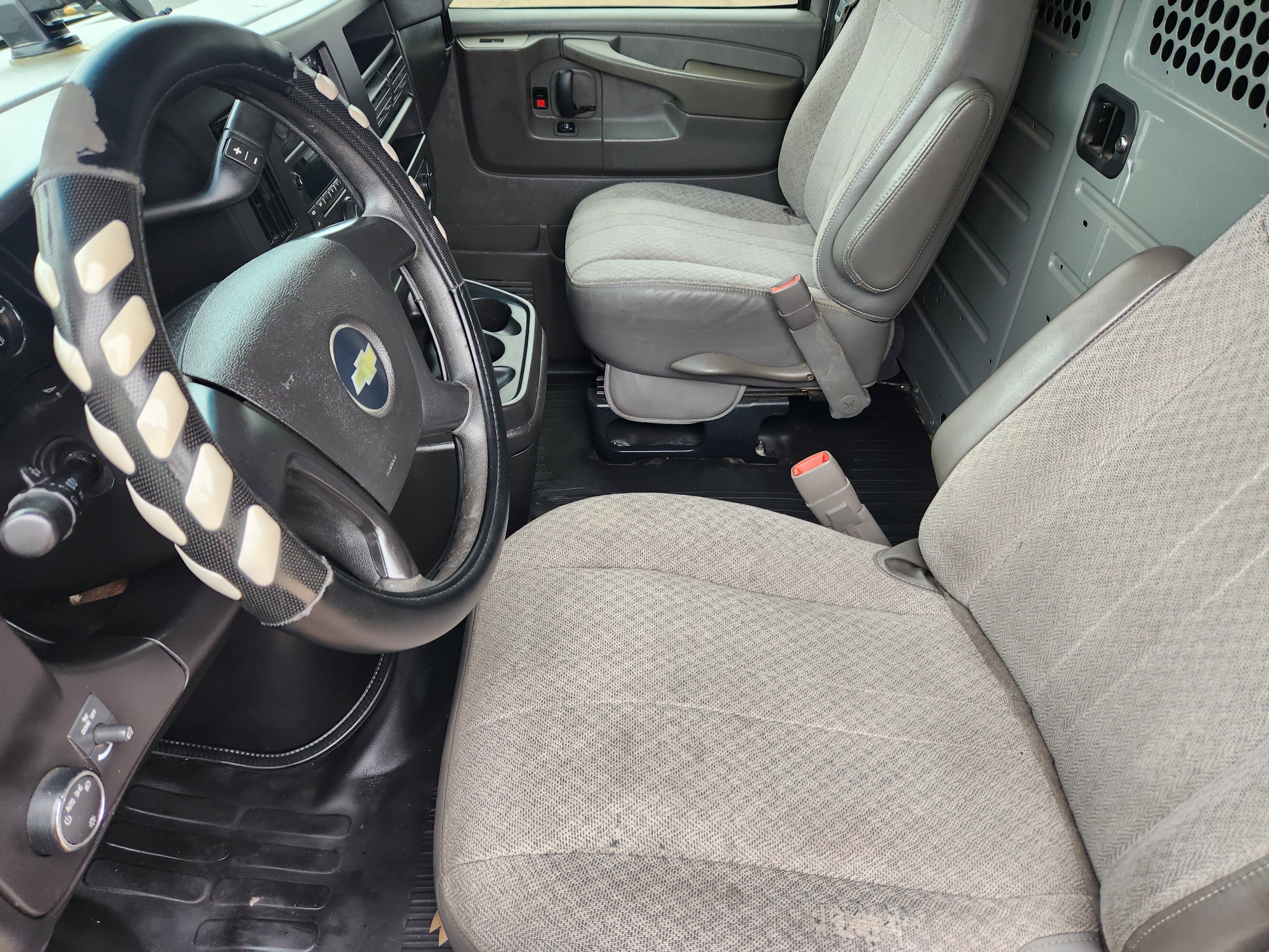 Used 2010 Chevrolet Express 2500 RWD image 9