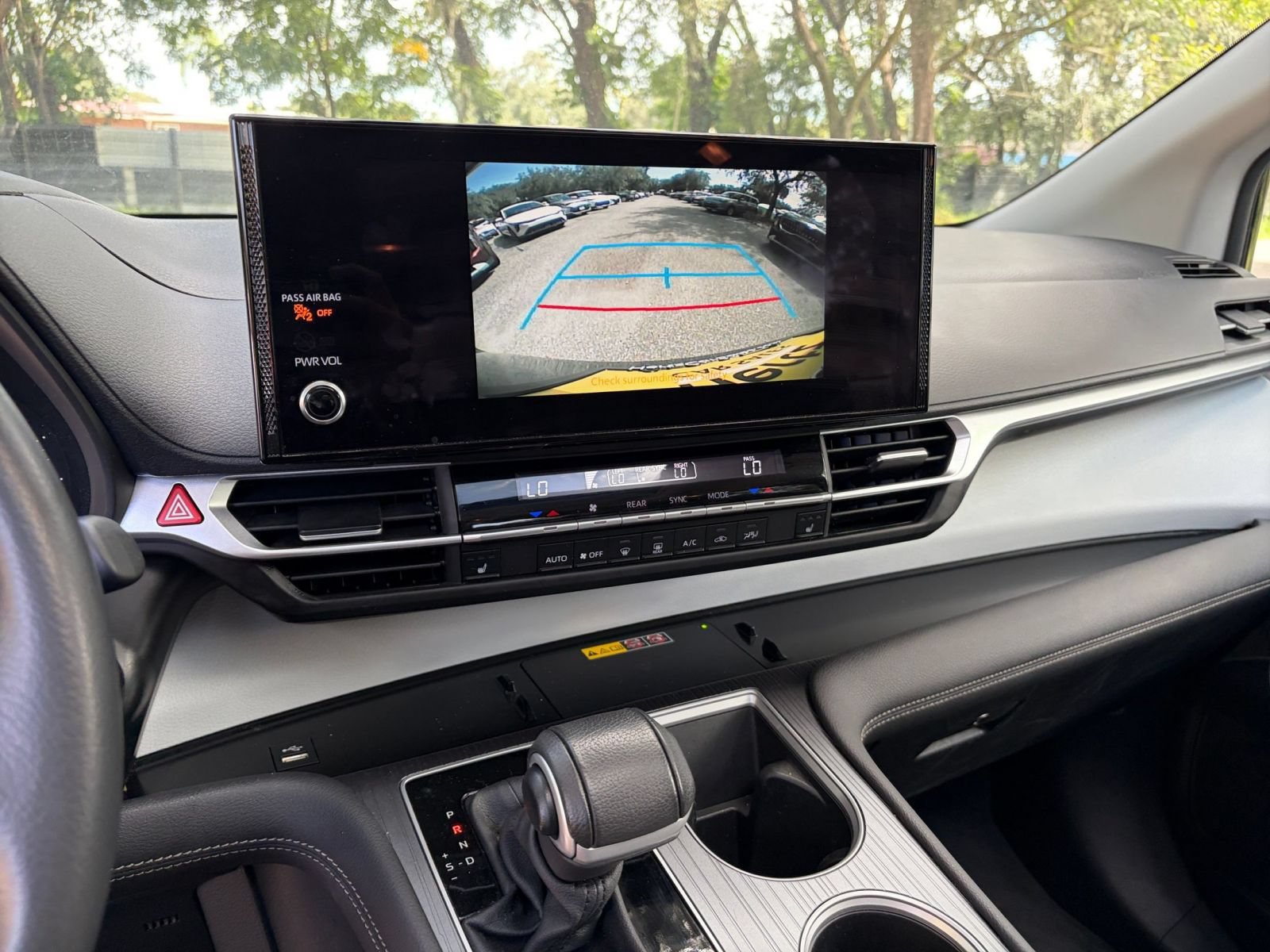 Used 2025 Toyota Sienna XLE FWD image 26