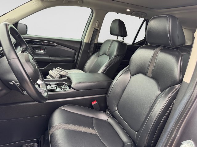 Used 2025 Honda Pilot Touring image 11