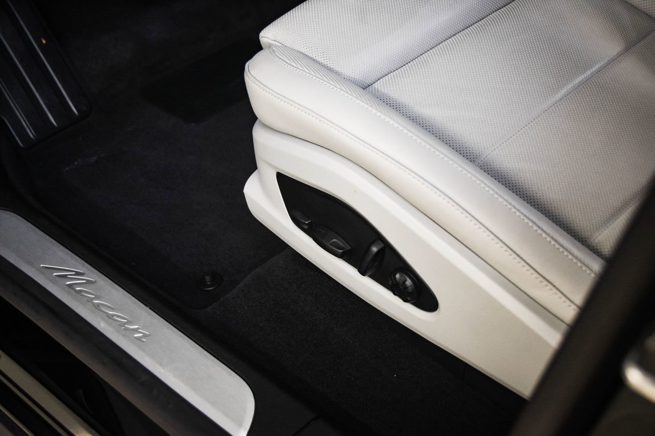 Certified 2025 Porsche Macan Electric image 14