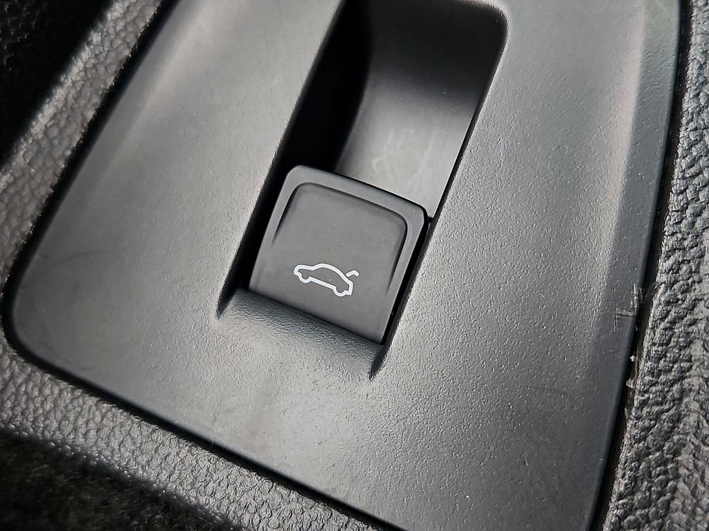 Certified 2022 Volkswagen Tiguan SE R-Line image 27